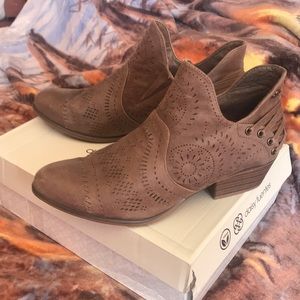 NWT Daisy Fuentes Wadia Booties
